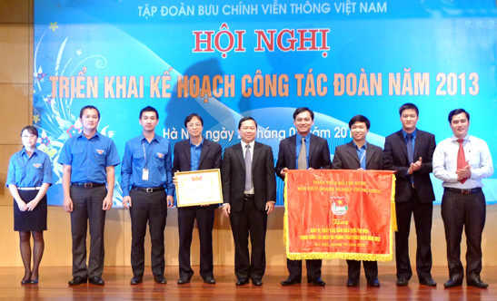 Đoàn Thanh niên VNPT đón nhận bằng khen của Trung ương Đoàn vàcờ thi đua xuất sắc của Đoàn Khối Doanh nghiệp Trung ương trao tặng.